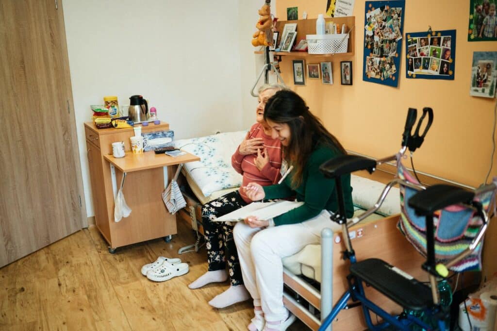 femme agee dans sa chambre ehpad avec sa petite fille