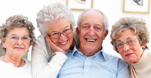 photo de groupe seniors en maison de retraite